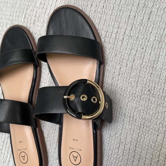 Brand New - ladies size 9.5 wide width black sandal with gold and black buckle - Picture 4 of 6